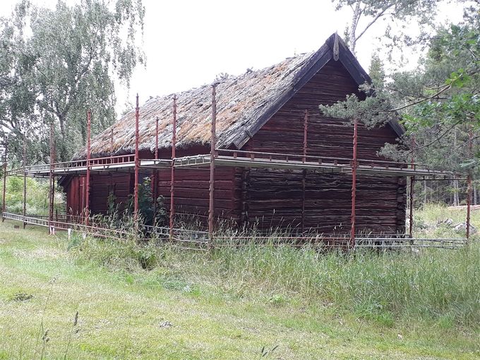 Byggställningar uppsatta för att säkert kunna riva det gamla taket