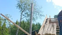Vassläggningen börjar med ett lager. Buntarna dunkas mot brädan för att få en jämn ände.