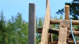 För att få den galvaniserade tråden riktigt hårt åtdragen används en domkraft. Åter igen ett hembygge av en gammal domkraft till en 